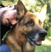 Copertina di Lutto per Luca Bizzarri, è morto il suo cane Smog: “Eravamo proprio belli insieme”