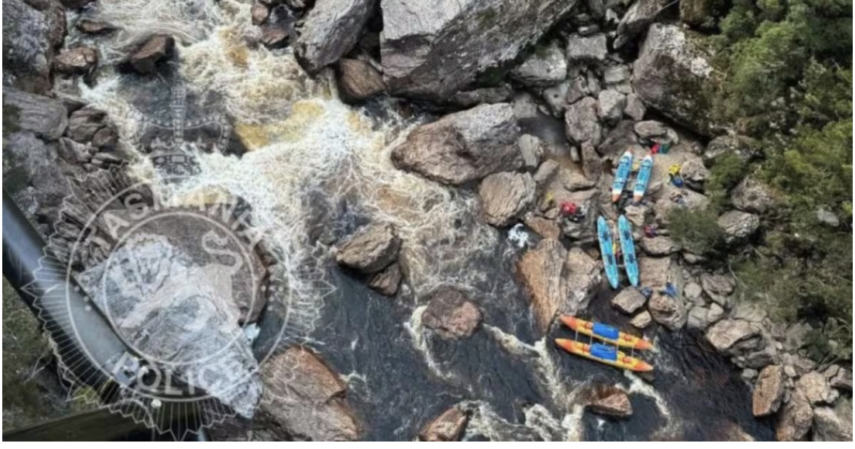 Rimane intrappolato con il kayak tra le rocce: medici costretti ad amputargli una gamba nel fiume per salvargli la vita