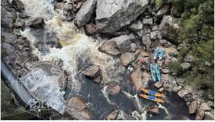 Copertina di Rimane intrappolato con il kayak tra le rocce: medici costretti ad amputargli una gamba nel fiume per salvargli la vita