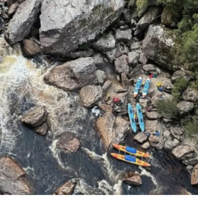 Rimane intrappolato con il kayak tra le rocce: medici costretti ad amputargli una gamba nel fiume per salvargli la vita