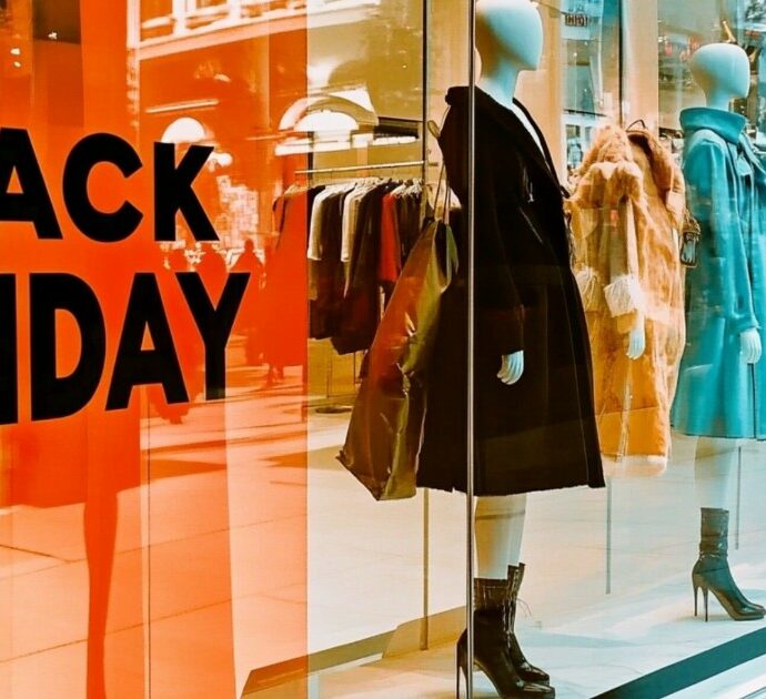 È corsa all’affare: ecco 5 capi abbigliamento e accessori che vale davvero la pena comprare per il Black Friday