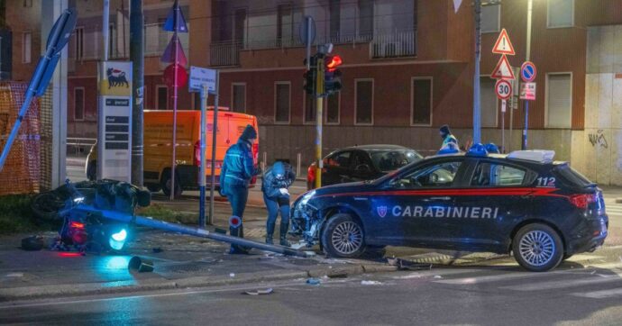 Non si ferma al posto di blocco e parte l’inseguimento per le vie di Milano, scooter si schianta contro un muretto: morto il passeggero