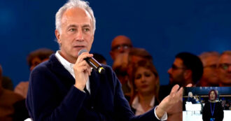 Copertina di Travaglio: “Non dobbiamo uscire dalla Nato, basta solo stare eretti. L’alleato sta in piedi, il servo a 90 gradi”. Frecciata a Meloni e Schlein