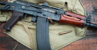 Copertina di Ak-47, mitragliette Uzi e proiettili in uso alla Nato: ecco l’arsenale trovato nel covo dell’ex leader della curva interista Andrea Beretta