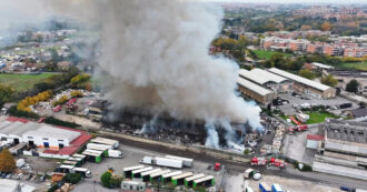 Copertina di Spaventoso incendio a Roma, va a fuoco un capannone di 6mila mq a Tor Cervara: impegnate 8 squadre dei vigili del fuoco – Video