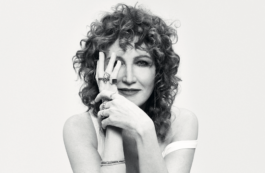 Copertina di Fiorella Mannoia: “Il Governo deve abbassare i toni e collaborare. Dobbiamo abbracciarci perché stiamo veramente cadendo in un baratro di indifferenza”