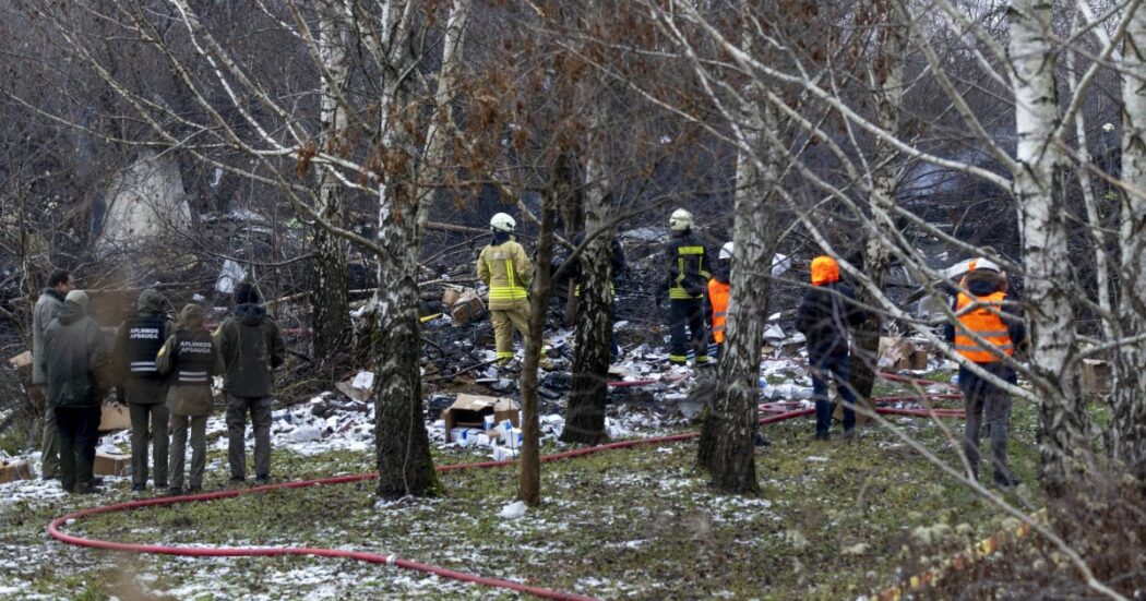 https://st.ilfattoquotidiano.it/wp-content/uploads/2024/11/25/incidente-aereo-cargo-vilnius-1050x551.jpg