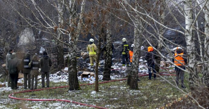 Aereo cargo si schianta vicino a Vilnius, colpita una casa di due piani: “Morto uno dei piloti, due feriti”