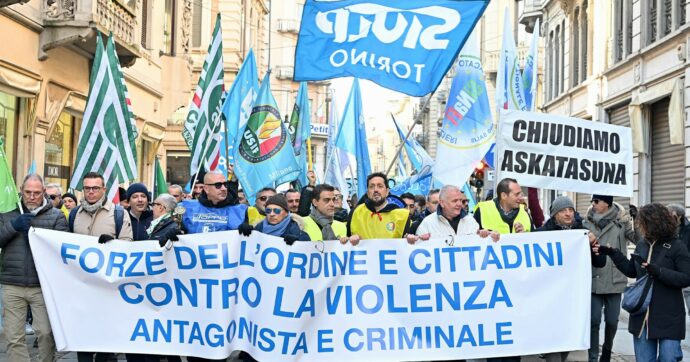 Copertina di Agenti  in corteo: “Stop violenze contro di noi”