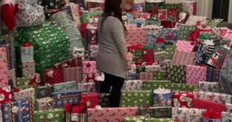 “Mi hanno attaccato per i troppi regali per i miei figli che ho già messo sotto l’albero, io spendo il mio denaro come voglio”: il video virale su TikTok