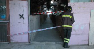 Copertina di Napoli, crolla un pezzo di un ballatoio della Vela Rossa di Scampia. A Luglio l’incidente che causò la morte di tre persone