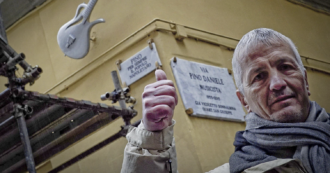 Copertina di È morto Carmine Daniele, il fratello Pino Daniele gli dedicò la canzone “I Got the Blues”: “O Giò che voglia ‘e te vedè, me manca assaje ‘na cumpagnia”