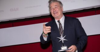 Copertina di Alec Baldwin al Torino Film Festival, imita De Niro e annuncia che non vestirà più i panni di Trump.