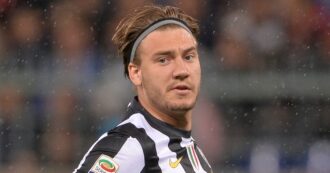 Copertina di L’ex Juventus Bendtner e un gruppo di amici aggrediti a New York da un uomo armato di coltello: le loro condizioni