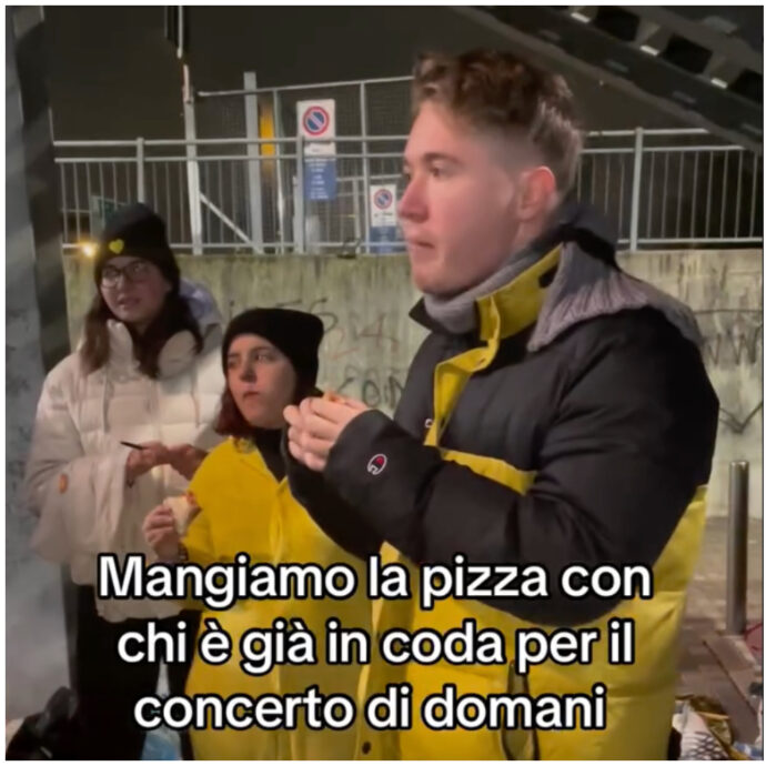 Alfa al Forum sold out: “Eravate in fila da ieri, ho mangiato la pizza con voi. Non so come avete fatto”. L’artista cresce (bene) i suoi fan come Cristina D’Avena