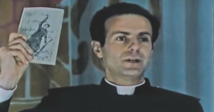 “Il prete bello” sedusse le zitelle d’Italia: sole, bigotte e fasciste