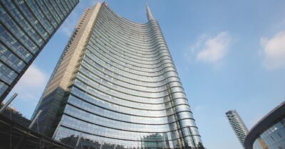 Copertina di Ok dell’Antitrust tedesco alla salita di UniCredit in Commerzbank. Ma il governo: “Restiamo contrari”