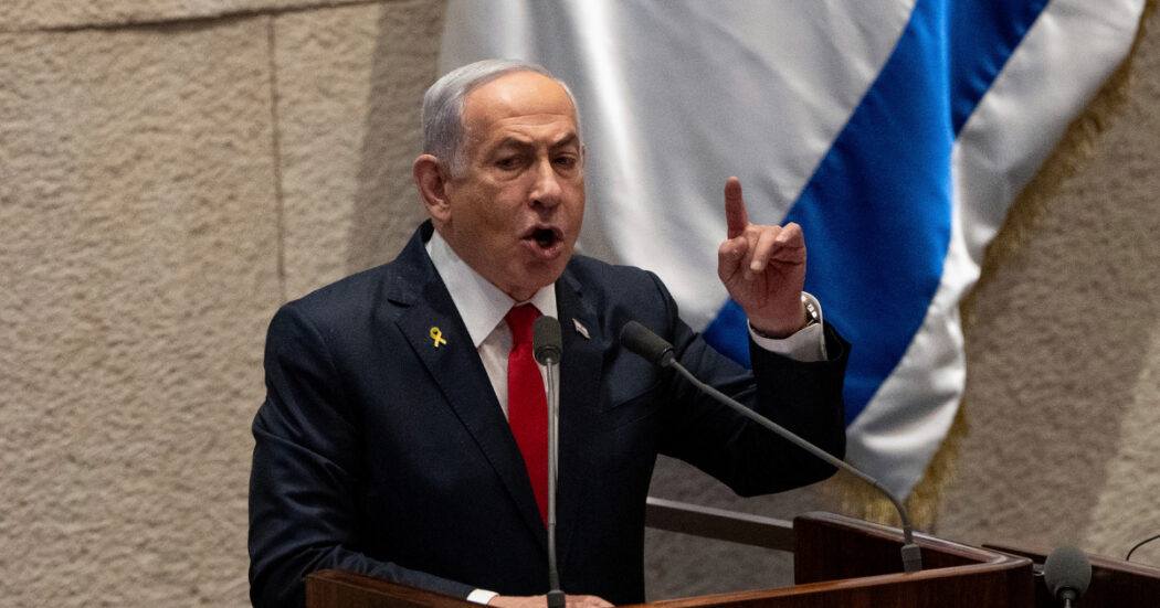 Libano, Israele approva la tregua. Netanyahu: “Concentrarsi sull’Iran. Se Hezbollah si riarmerà colpiremo”. Ma i raid su Beirut continuano