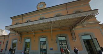 Copertina di Maxi rissa nel piazzale della stazione di Lecco: un pensionato di 82 anni scaraventato su un bus