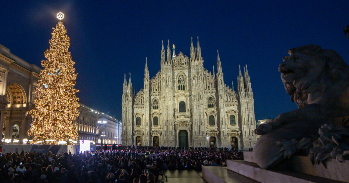 Milano a Natale brillerà con un abete di 27 metri in Piazza Duomo, in Galleria la firma di Dior e per la città 27 alberi. Il Comune: “Tutto a costo zero”