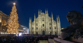 Copertina di Milano a Natale brillerà con un abete di 27 metri in Piazza Duomo, in Galleria la firma di Dior e per la città 27 alberi. Il Comune: “Tutto a costo zero”