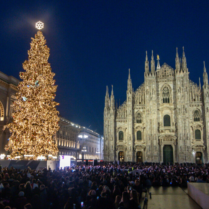 Milano a Natale brillerà con un abete di 27 metri in Piazza Duomo, in Galleria la firma di Dior e per la città 27 alberi. Il Comune: “Tutto a costo zero”