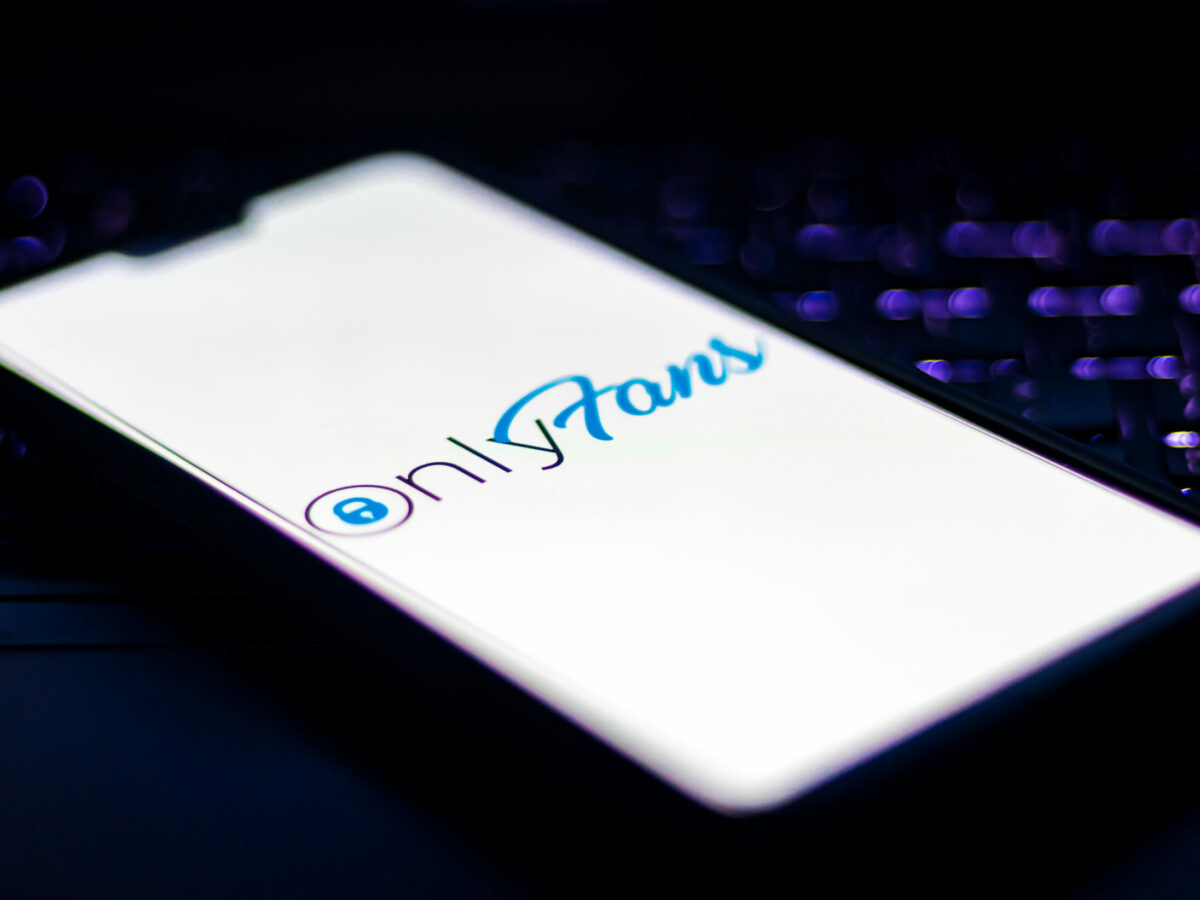 “Ingannate, drogate, terrorizzate e schiavizzate sessualmente per fare soldi su Onlyfans”: l’inchiesta choc della Reuters sulle schiave sessuali