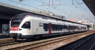 Copertina di Bloccati cinque ore sul treno vicino alla stazione Centrale di Milano: passeggeri lasciati al freddo e al buio