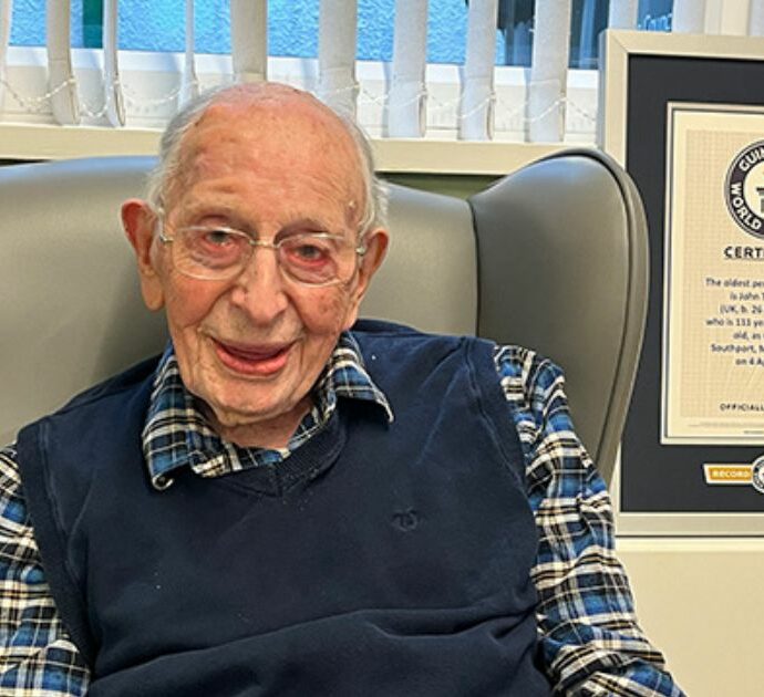 È morto a 112 anni John Alfred Tinniswood, l’uomo più vecchio al mondo: “Il segreto per vivere così a lungo? Pura fortuna”