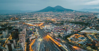 Copertina di Svimez, l’economia del Mezzogiorno rallenta. Crollo dei salari reali: – 5,7% in cinque anni. Ma il governo taglia