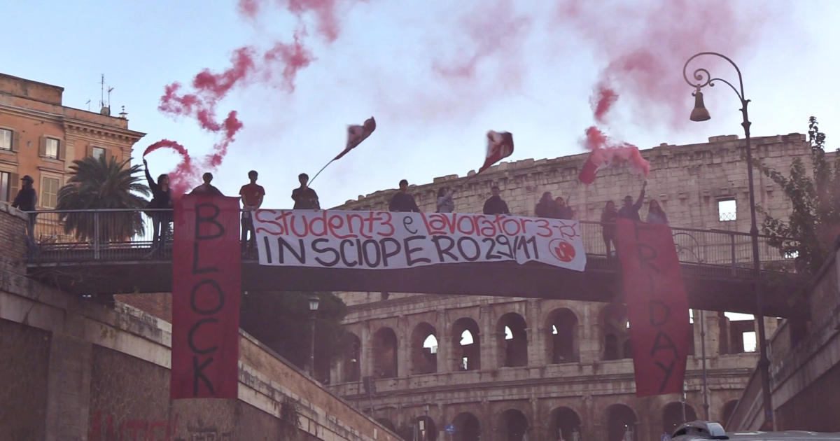 Sciopero generale, studenti con lo striscione “Block Friday” davanti al Colosseo – Video