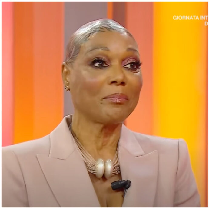 “Mi sono rasata e ho tatuato tutta la testa perché ero stanca del trucco e parrucco”: la rivelazione della cantante Amii Stewart a “La volta buona”