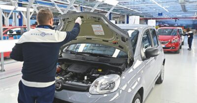 Copertina di L’auto italiana è in coma: Stellantis ha prodotto solo 151mila unità in 9 mesi, crollo del 36%. E il governo tace