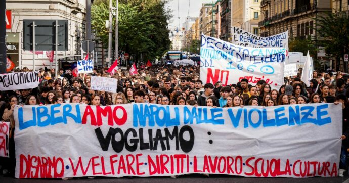 Copertina di Napoli in piazza contro violenze e armi “Non giratevi quando muore un ragazzo”