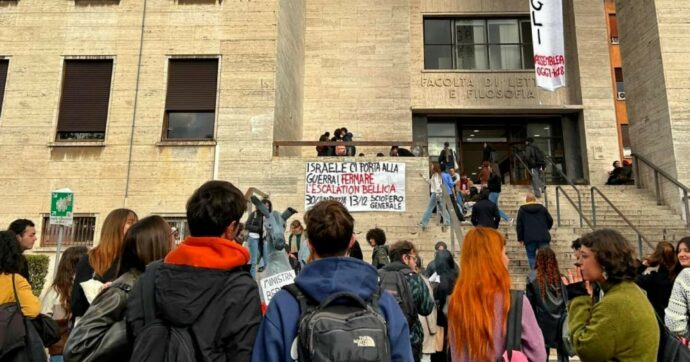 Copertina di La Sapienza, occupato tetto facoltà di Lettere