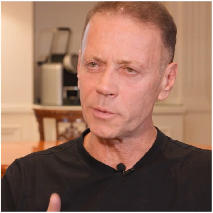 Si finge un assistente di Rocco Siffredi per fare sesso con delle aspiranti attrici: “Chiedeva foto e video hot, poi le incontrava per un provino”