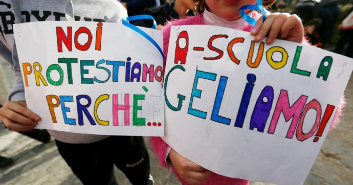 Scuole (ancora) al freddo da Roma ad Aosta: “Edifici vecchi e senza efficientamento energetico”. E non basteranno i fondi Pnrr