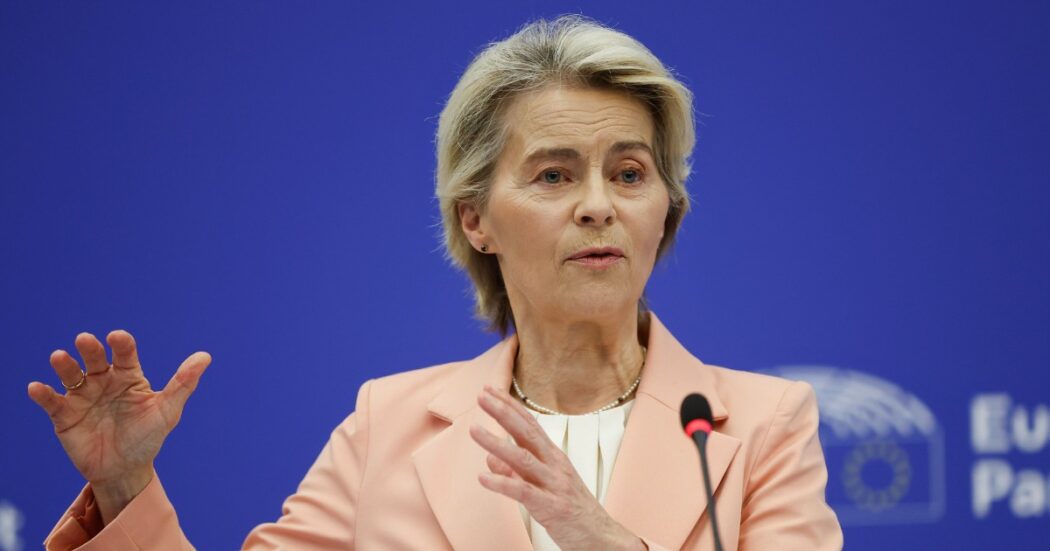 Von der Leyen cerca l’ok del Parlamento chiedendo all’Ue di armarsi: “La Russia spende il 9% nella Difesa, noi l’1,9%. Questo è sbagliato”