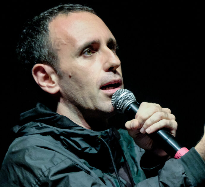 Zerocalcare, scoppia la polemica internazionale per la foto con Hideo Kojima al Lucca Comics. Il fumettista: “Ora lo stanno a tartassà”