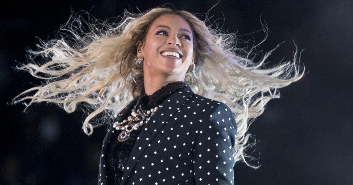 “Beyoncé è la più grande popstar del 21esimo secolo” e sorpassa Taylor Swift: le prime indiscrezioni sulla classifica Billboard. Monta la furia degli Swifties