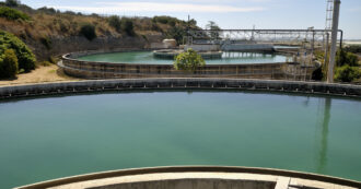 Copertina di Nuovo assalto all’acqua pubblica. Forza Italia riprova a privatizzare con un emendamento al ddl ambiente