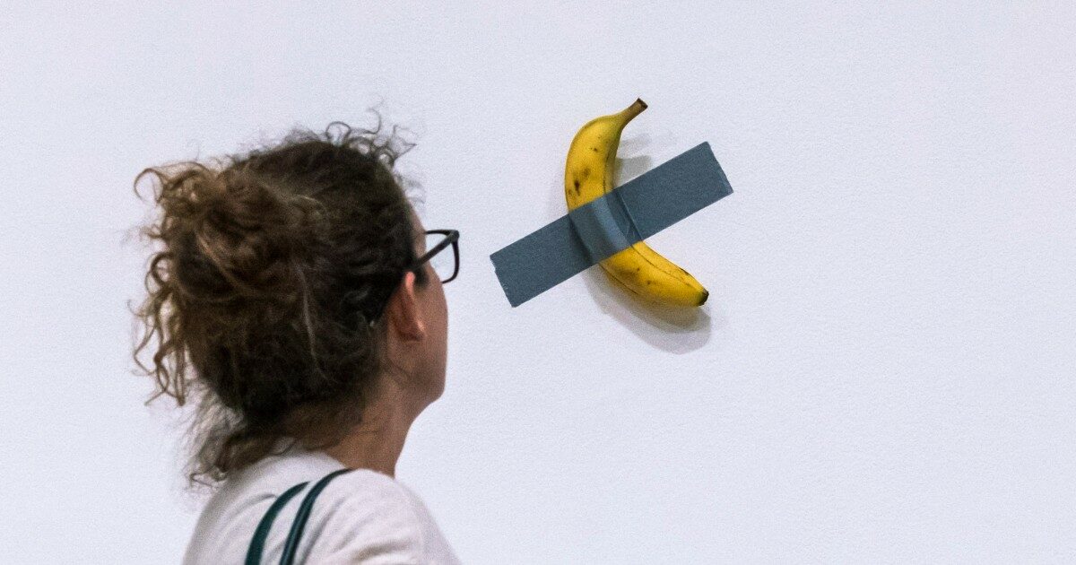 L’ambulante bengalese che ha venduto la ‘banana di Cattelan’ a 25 centesimi: “Sono povero. Chi l’ha comprata sa che è un frutto?”