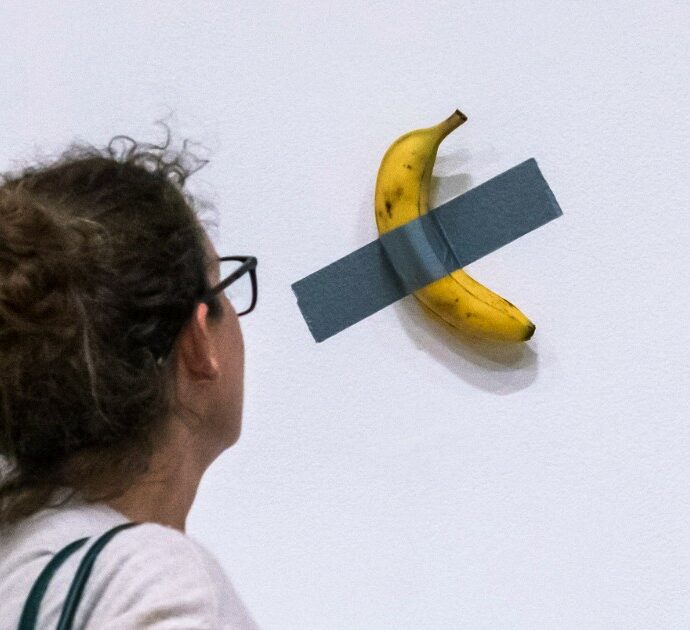 L’ambulante bengalese che ha venduto la ‘banana di Cattelan’ a 25 centesimi: “Sono povero. Chi l’ha comprata sa che è un frutto?”