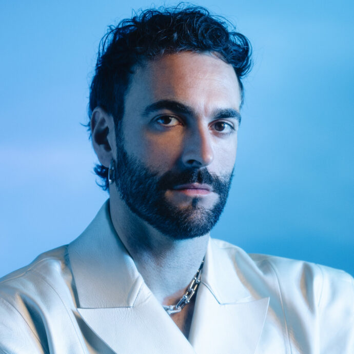 Marco Mengoni e Calcutta, coppia vincente: “Mandare tutto all’aria e magari per una volta cambiare strada”. Abbiamo ascoltato in anteprima il singolo