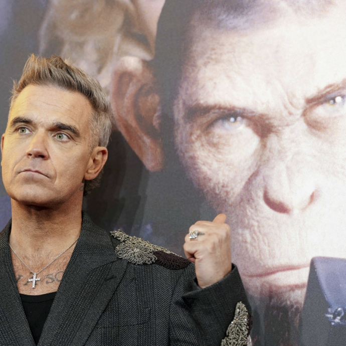 “Mia madre soffre di demenza, come mia nonna. Mio padre ha il morbo di Parkinson e non riesce ad alzarsi dal letto”: il dolore di Robbie Williams