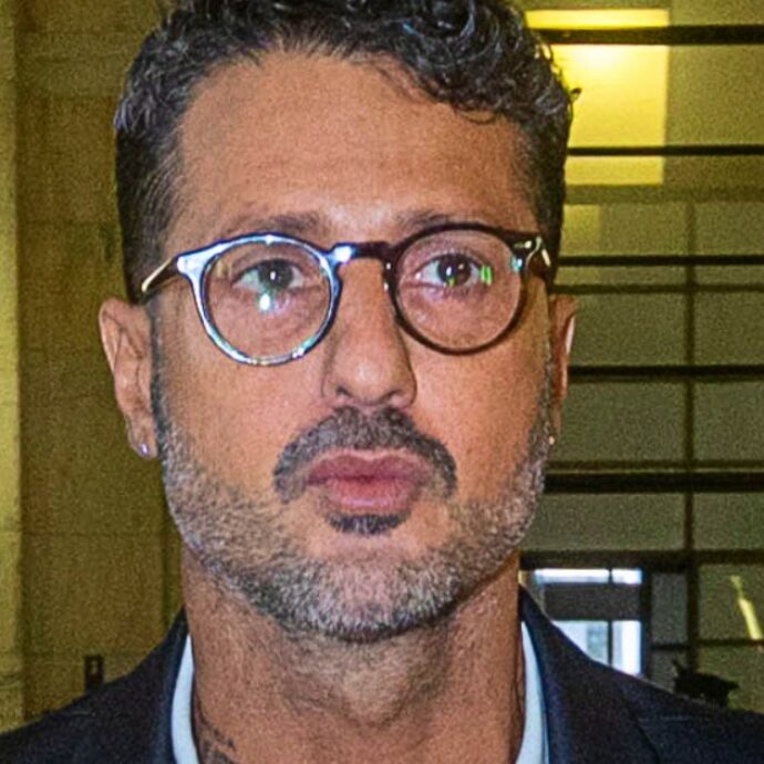 Fabrizio Corona in tribunale per bancarotta attacca l’avvocato Minniti (che è anche quello di Fedez) e chiede al pm: “Chiederete una condanna a 5 anni perché ho pagato 5 milioni di tasse?”