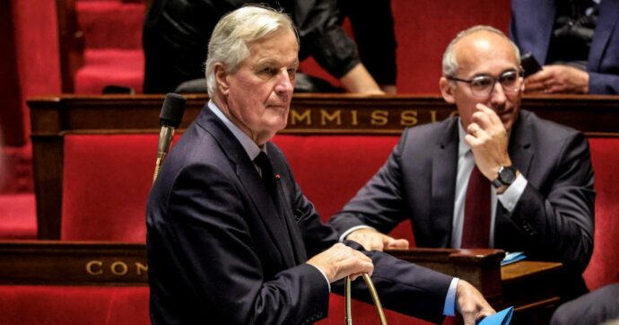 Barnier per non cadere rinuncia ai rincari