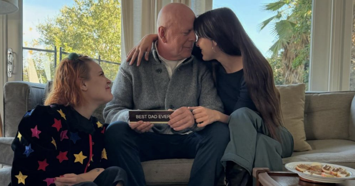 Bruce Willis riappare circondato dall’amore delle figlie. L’attore soffre di demenza frontotemporale