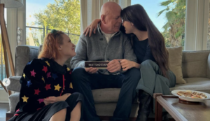 Copertina di Bruce Willis riappare circondato dall’amore delle figlie. L’attore soffre di demenza frontotemporale