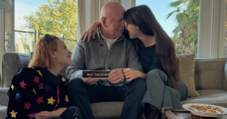 Copertina di Bruce Willis riappare circondato dall’amore delle figlie. L’attore soffre di demenza frontotemporale